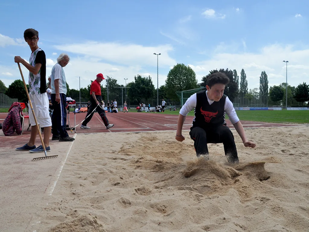 Jugendlicher landet mit aufstiebendem Sand in der Grube.